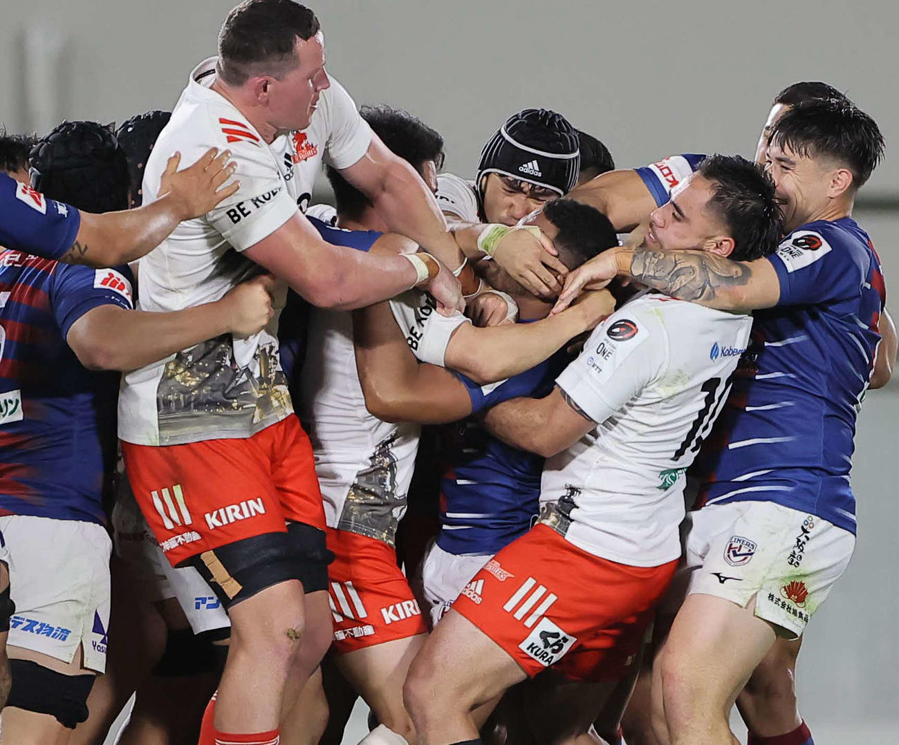 14日、神戸戦の後半、乱闘となりもみ合う両フィフティーン