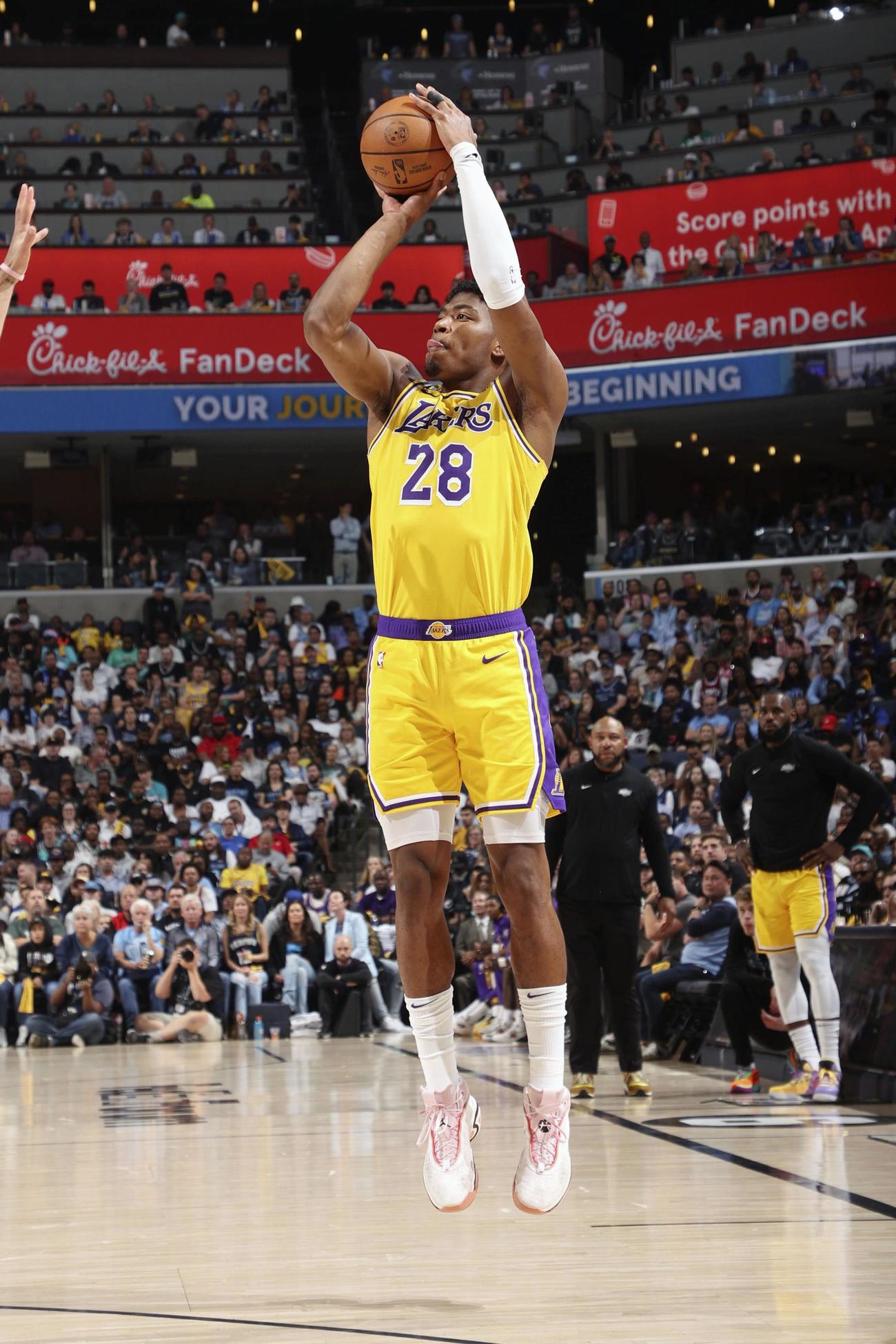シュートするレーカーズの八村（NBAE・ゲッティ＝共同）