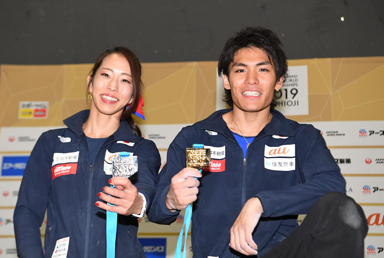 スポーツクライミング世界選手権で獲得したメダルを手に撮影に応じる野口啓代さん（左）と楢崎智亜（2019年8月21日撮影）