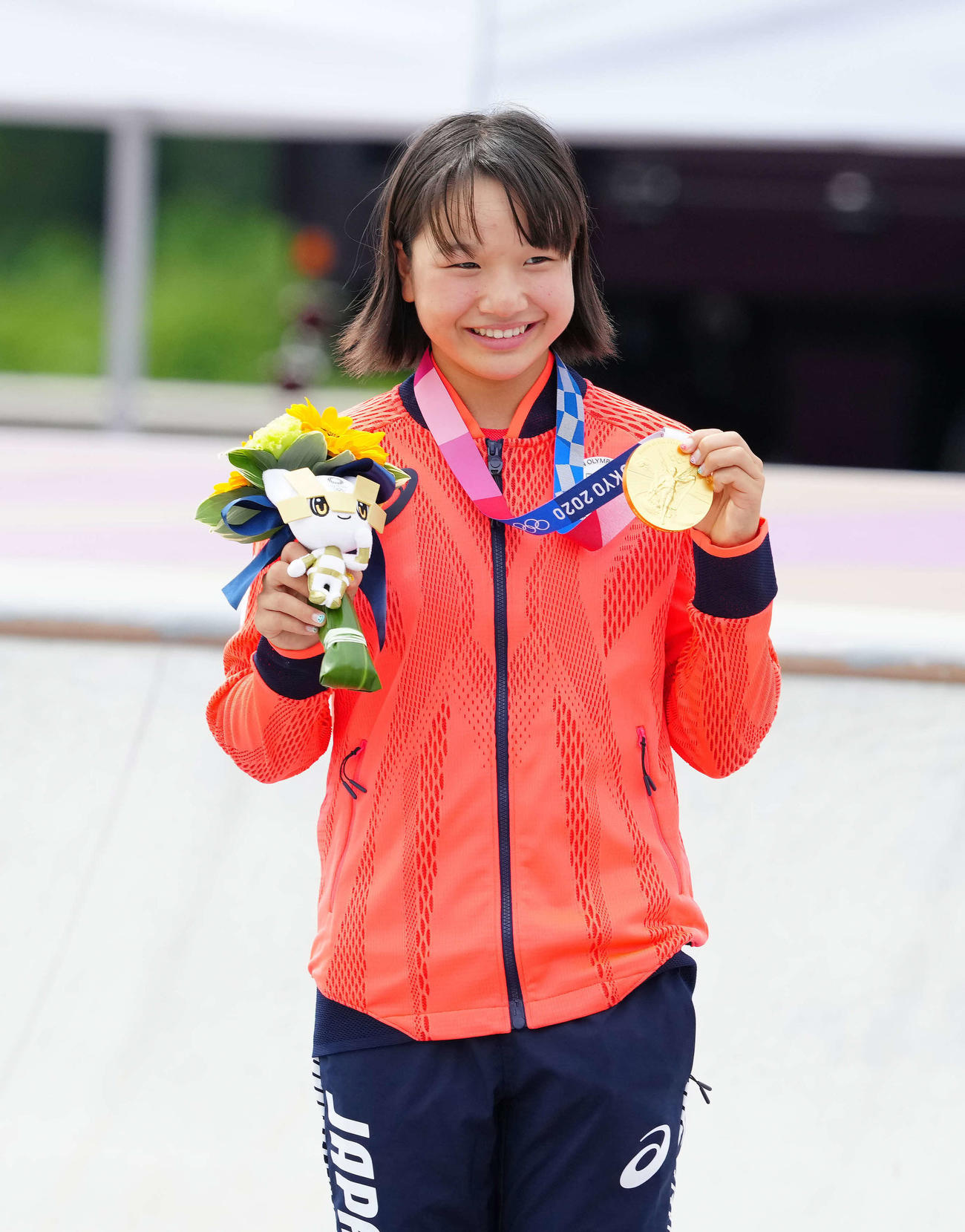 東京五輪スケートボード女子ストリート表彰式、優勝し金メダルを手にする西矢椛（2021年7月26日撮影）