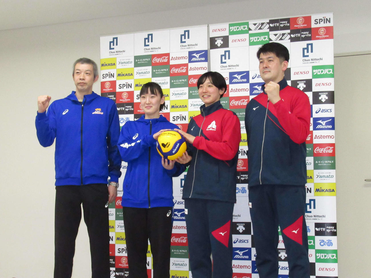 写真に納まる登壇者。左から東レの越谷監督、中島、NECの古谷、金子監督