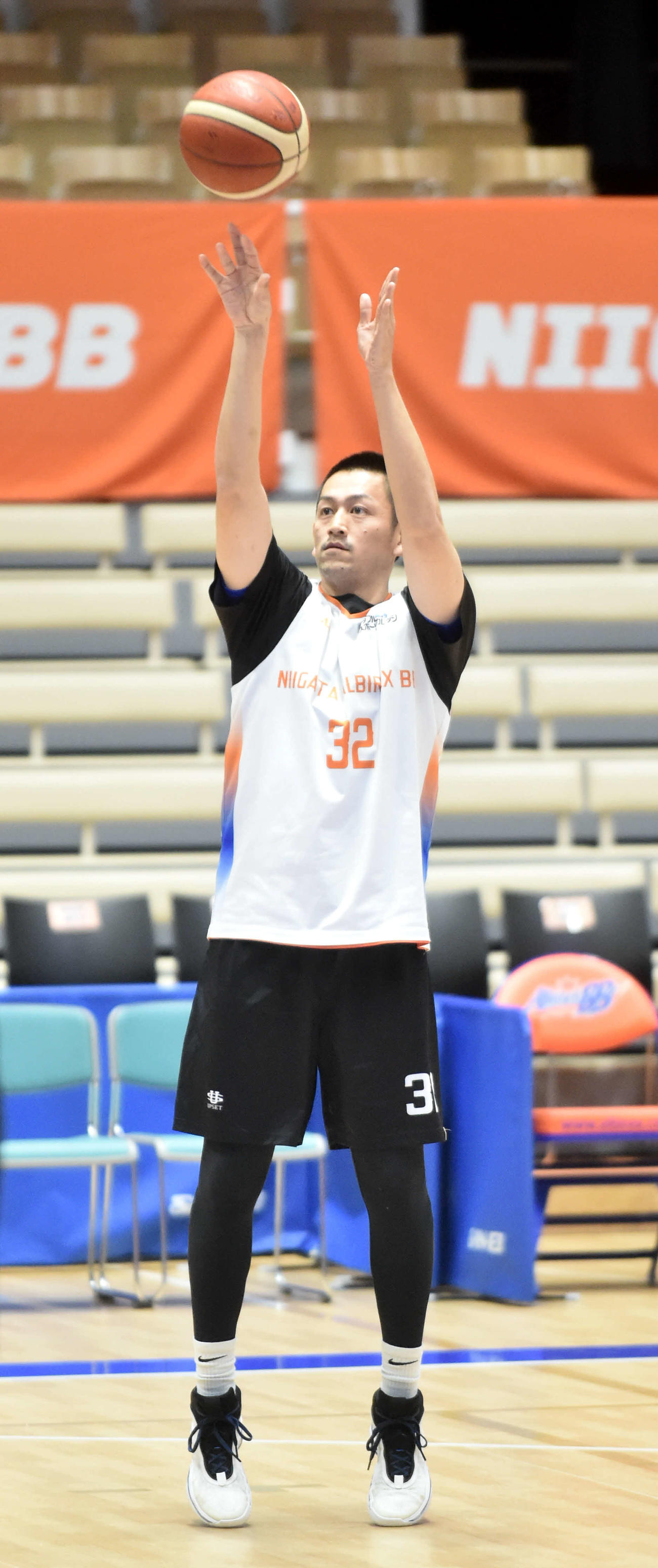 シュート練習を行う池田