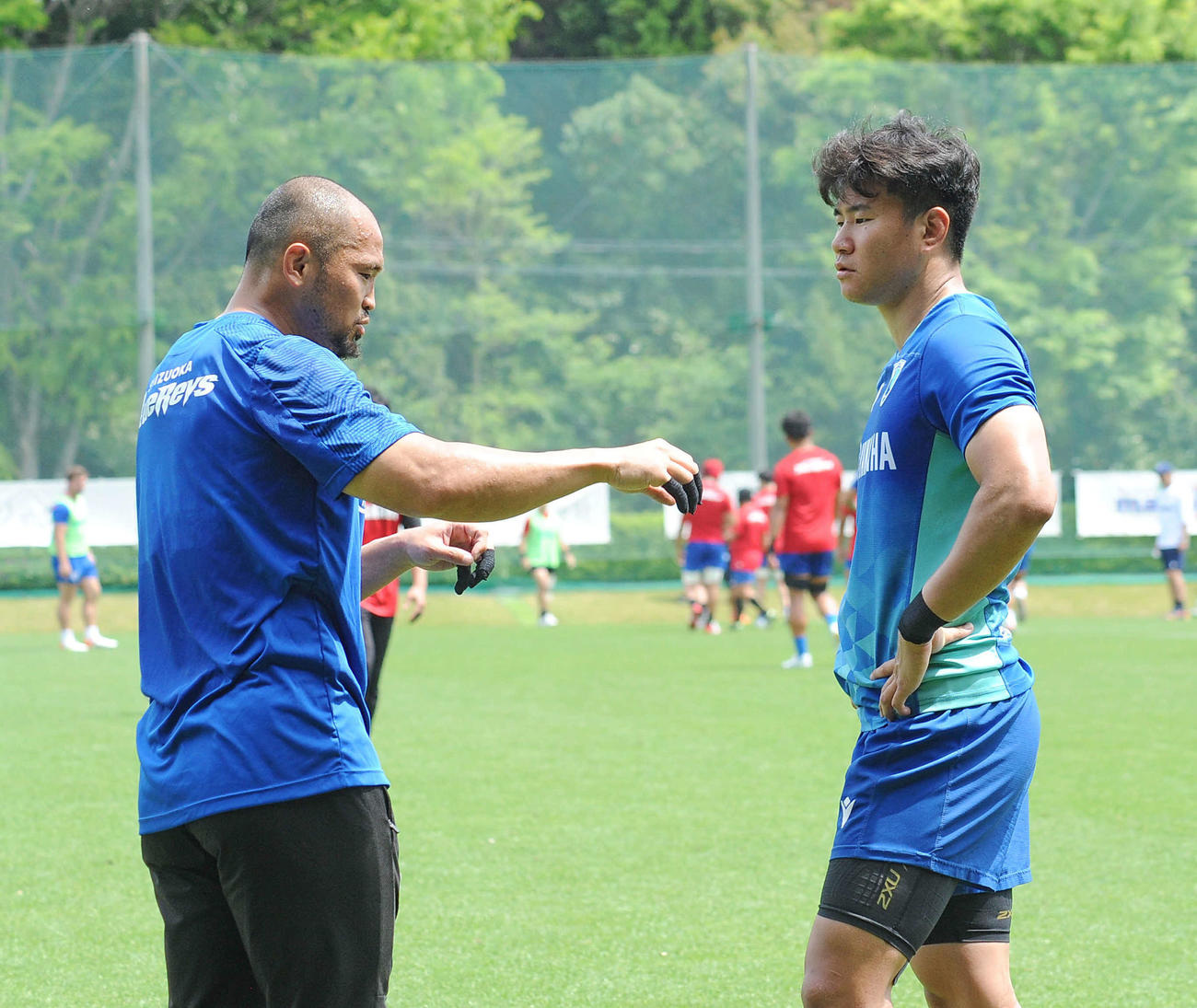 戦術確認する静岡ブルーレヴズの奥村（右）と矢富勇