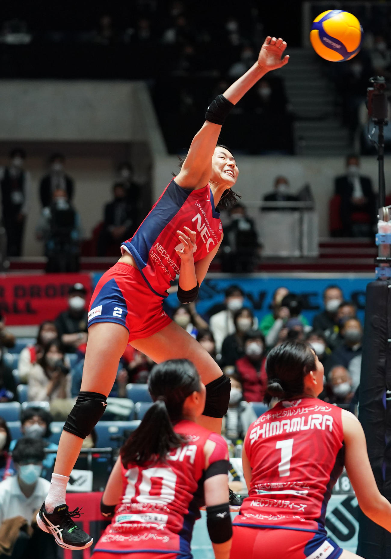 東レ対NEC　スパイクを決めるNECの古賀（撮影・横山健太）
