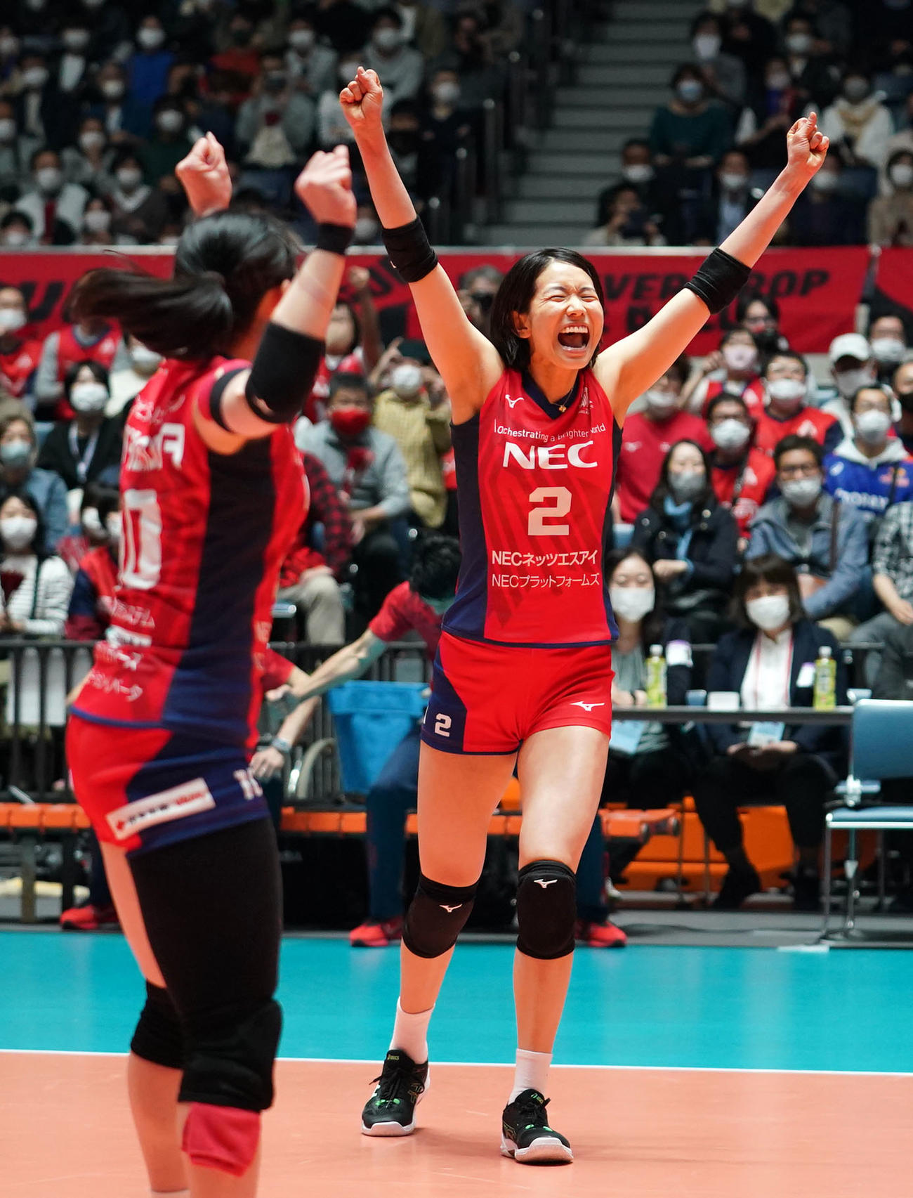 東レ対NEC　得点を奪い歓喜するNECの古賀（撮影・横山健太）