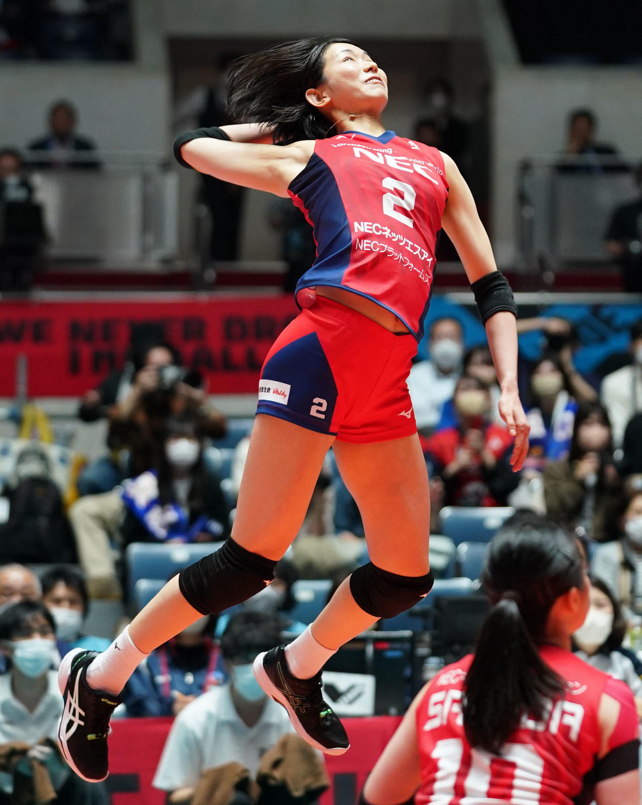 東レ対NEC　スパイクを決めるNECの古賀（撮影・横山健太）