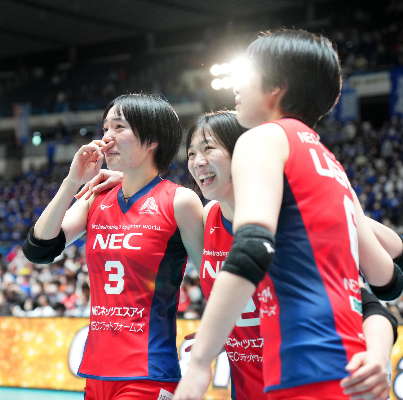 東レ対NEC　優勝を果たし涙を流すNECの塚田（左）（撮影・横山健太）