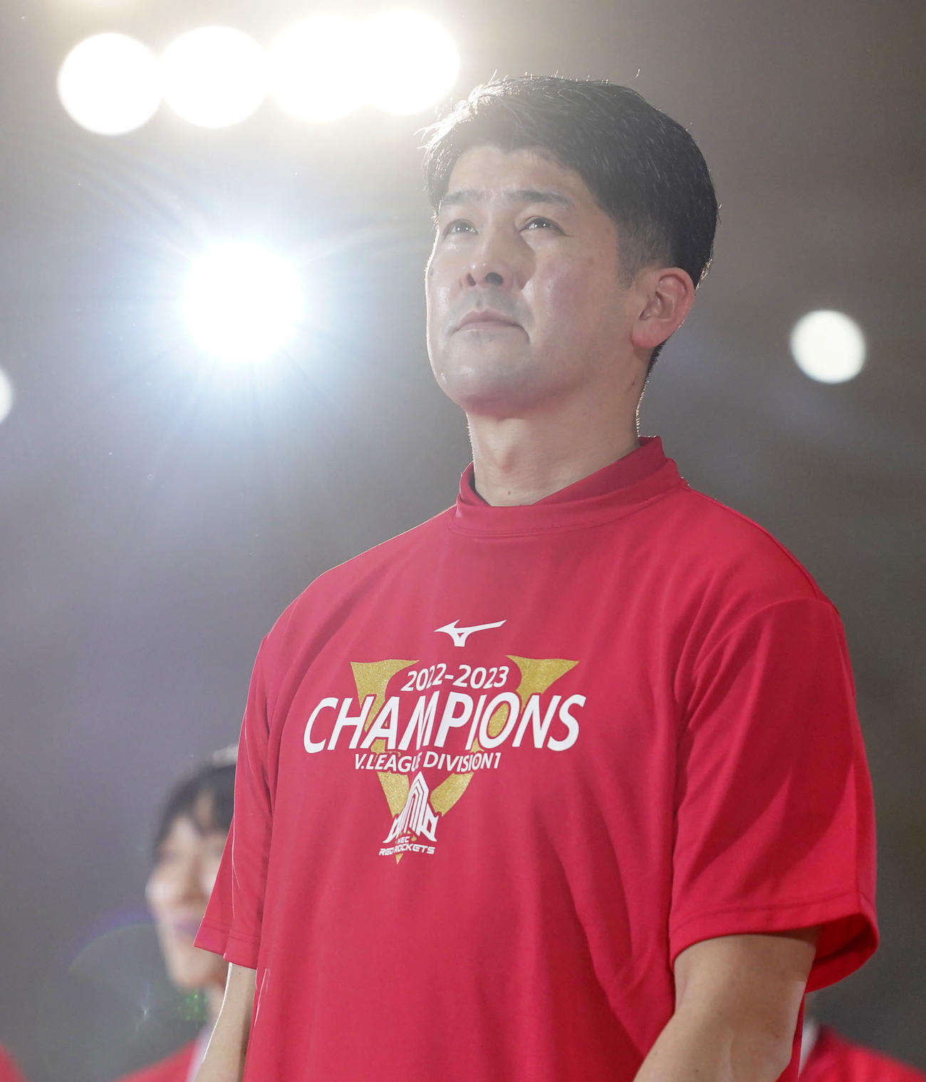 東レ対NEC　優勝を果たし遠くを見つめるNECの金子監督（撮影・横山健太）