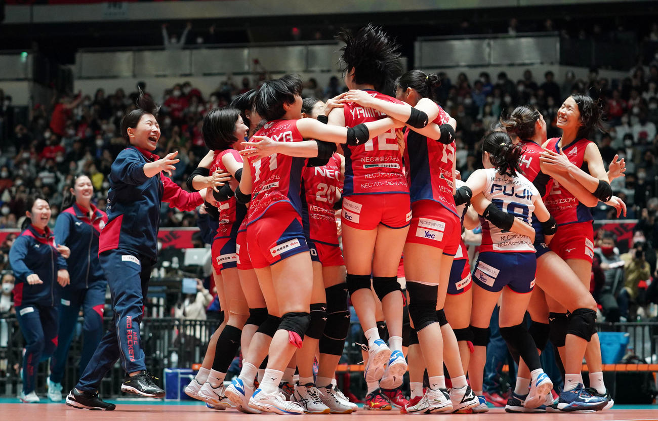 東レ対NEC　優勝を果たし歓喜するNECの選手たち（撮影・横山健太）