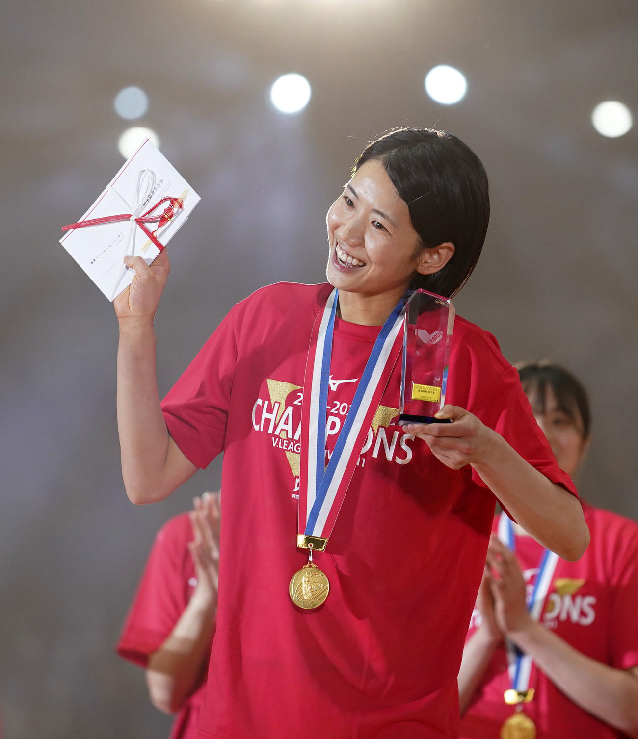 東レ対NEC MVPに選ばれ笑顔を見せるNECの古賀（撮影・横山健太）