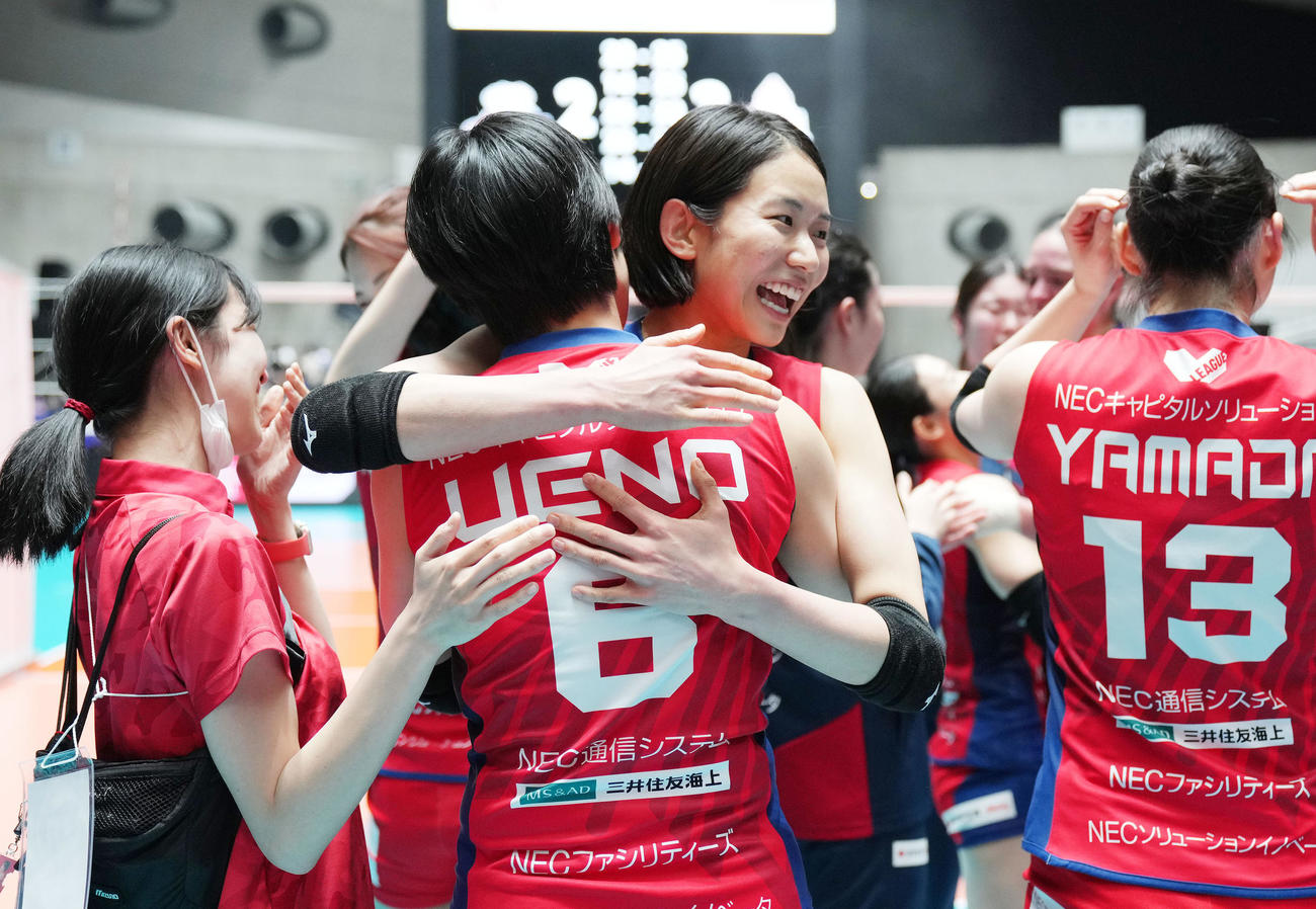 東レ対NEC　優勝を果たしチームメートと抱き合うNECの古賀（撮影・横山健太）