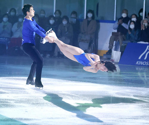 演技を披露する三浦璃来、木原龍一組（撮影・上山淳一）
