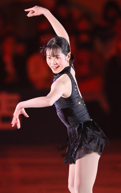 演技を披露する山田恵（撮影・上山淳一）
