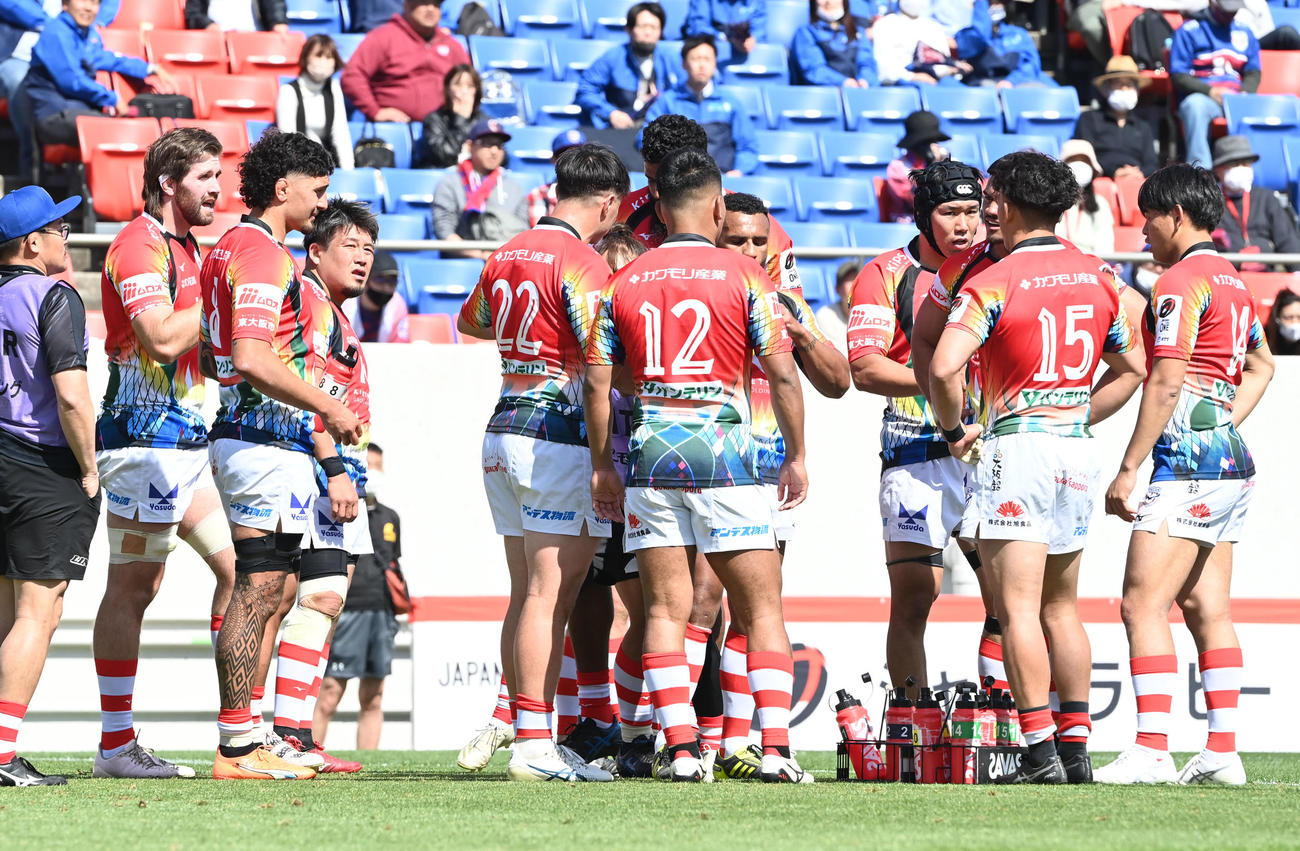花園対東葛　前半、東葛にトライを奪われ円陣を組む花園の選手ら（撮影・和賀正仁）