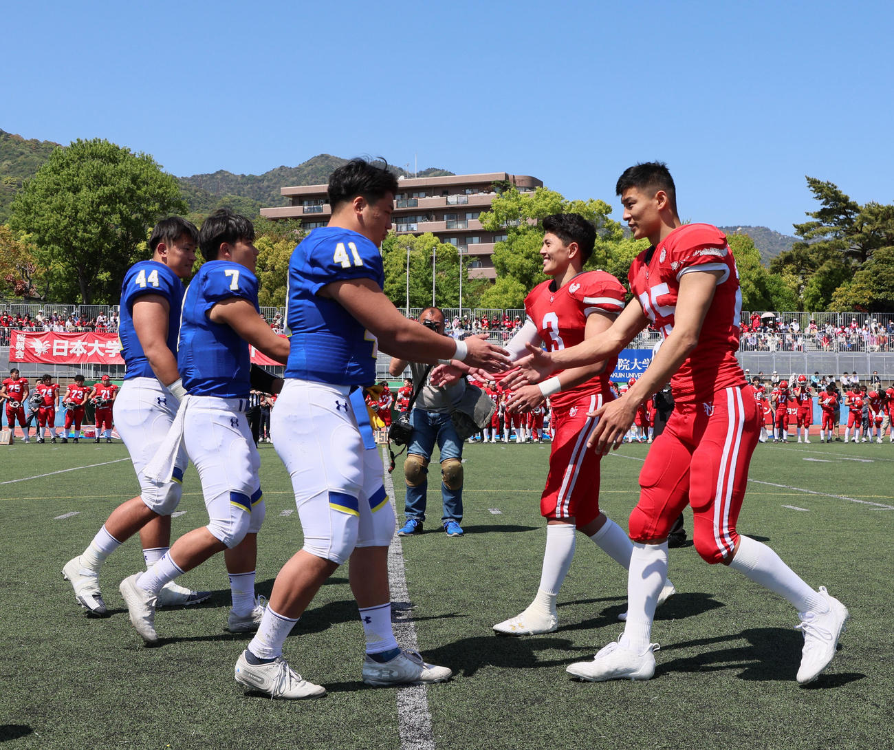 関学大対日大　コイントスを終え互いに握手する関学大（左）と日大の選手たち（撮影・加藤哉）