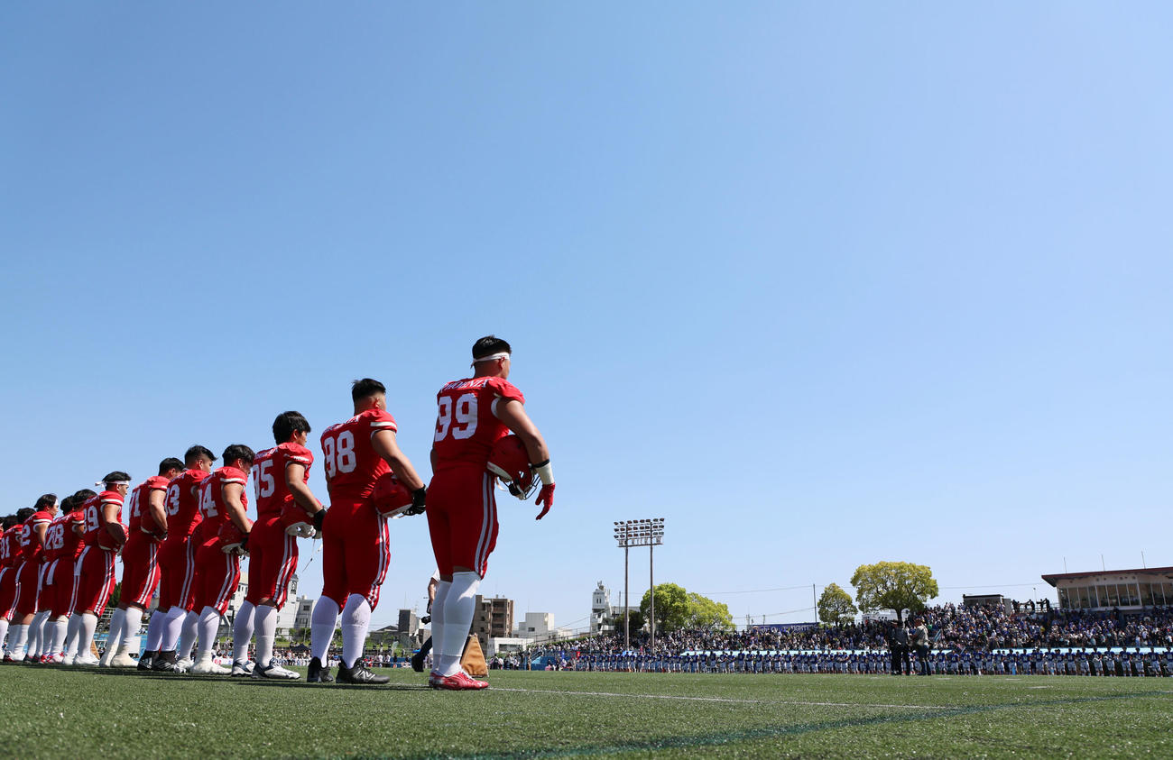 関学大対日大　試合前整列する日大（左）と関学大の選手たち（撮影・加藤哉）