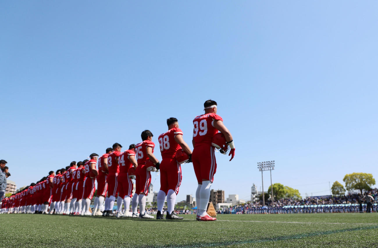 関学大対日大　試合前整列する日大（左）と関学大の選手たち（撮影・加藤哉）