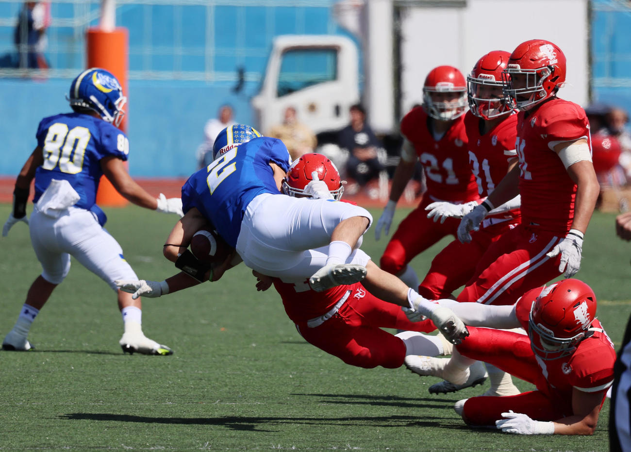 関学大対日大の交流戦　関学大QB星野秀太は日大LB三上楽斗からタックルを受け転倒する（撮影・加藤哉）