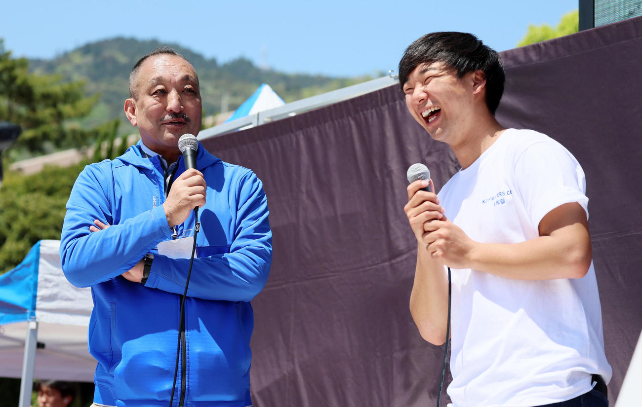 関学大アメフト部前監督の鳥内秀晃氏（左）はOBでQBだった奥野耕世氏らと笑顔でトークショーを行った（撮影・加藤哉）