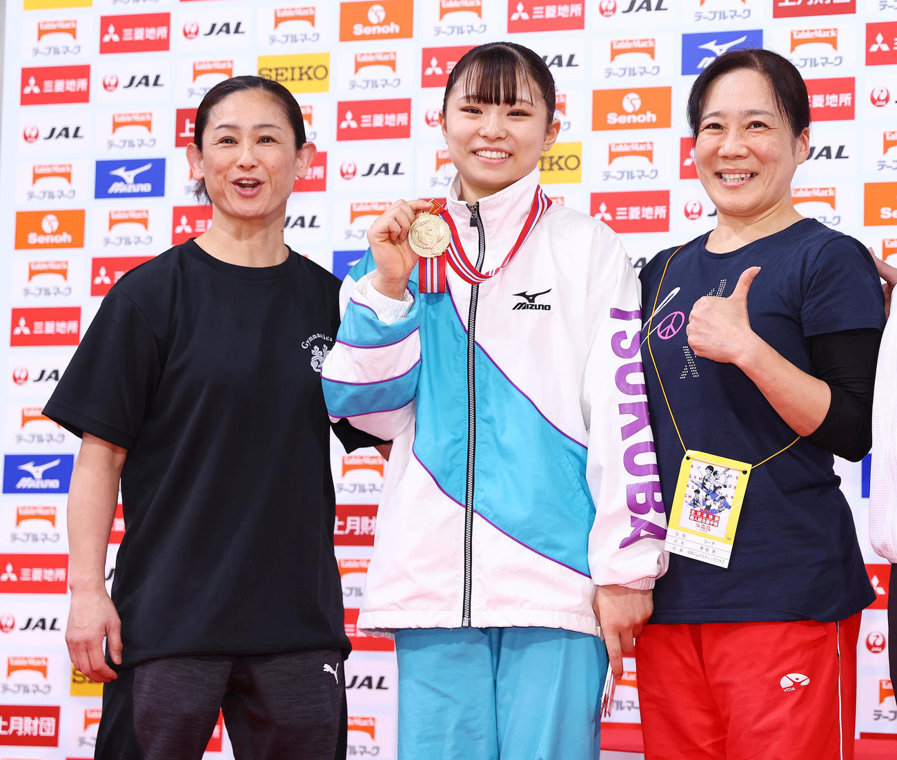優勝を決めた渡部（中央）は中京ジムナスティック浜畑コーチ（右）、筑波大・金谷監督と笑顔で写真に納まる（撮影・垰建太）