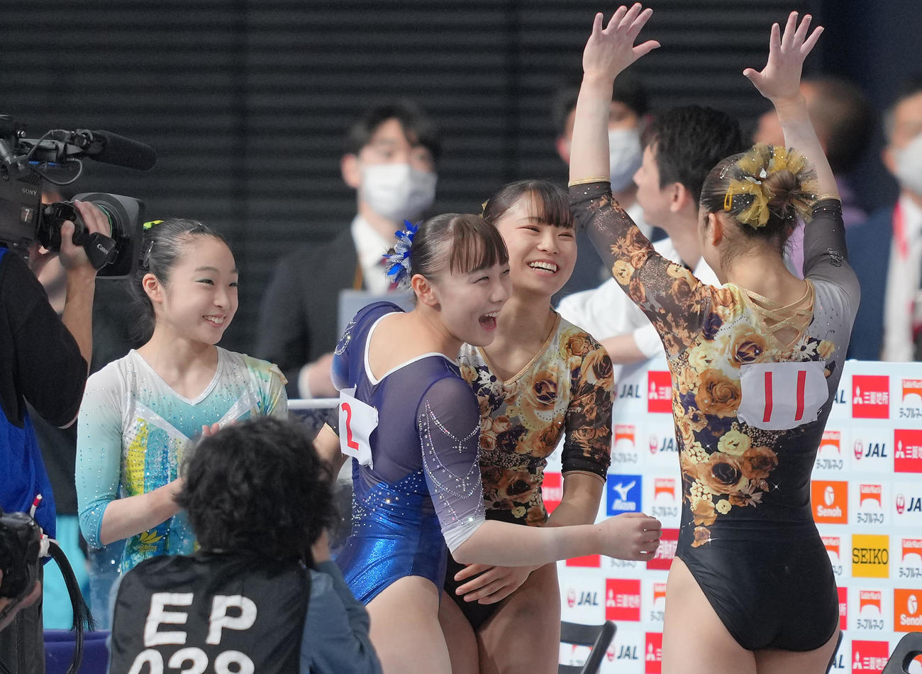 女子決勝を優勝が決まった渡部（中央右）は宮田（同左）ら同組の選手たちから祝福を受ける（撮影・垰建太）