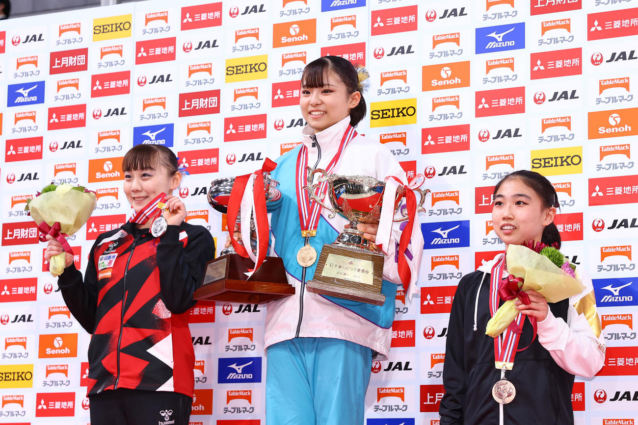 表彰台で写真に納まる1位渡部（中央）。2位宮田（左）、3位岸（撮影・垰建太）