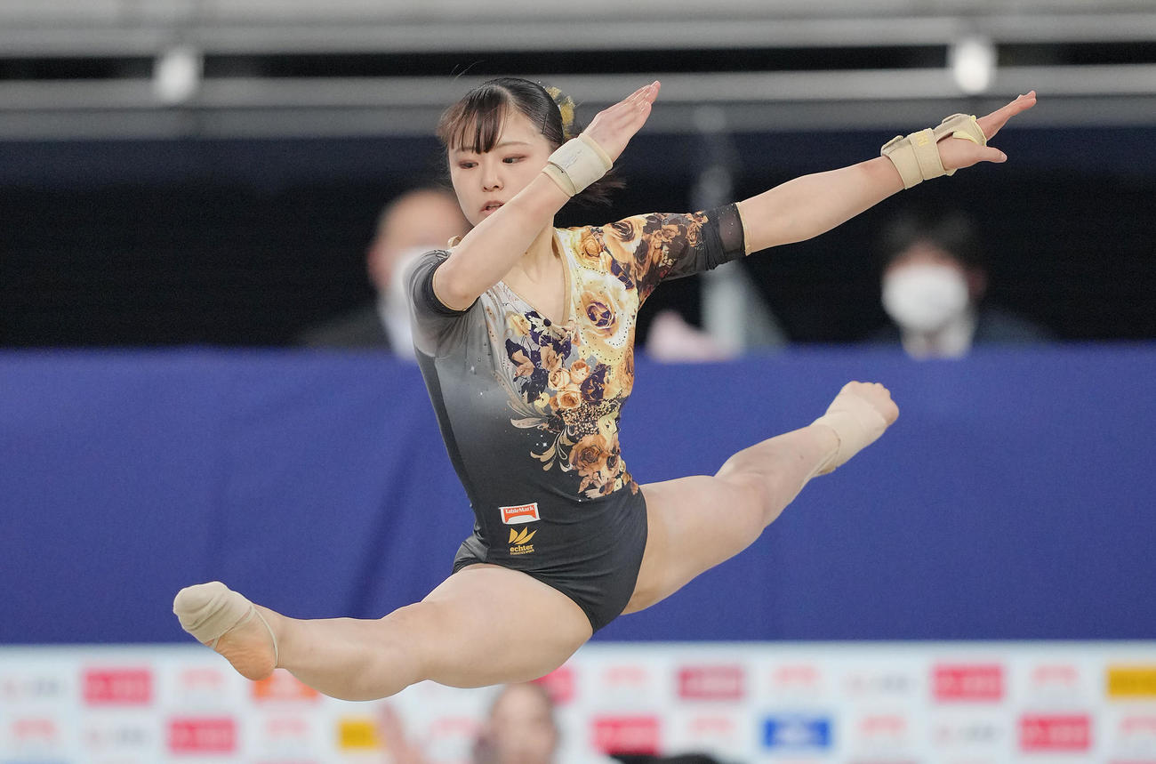女子決勝、ゆかの演技をする渡部（撮影・垰建太）
