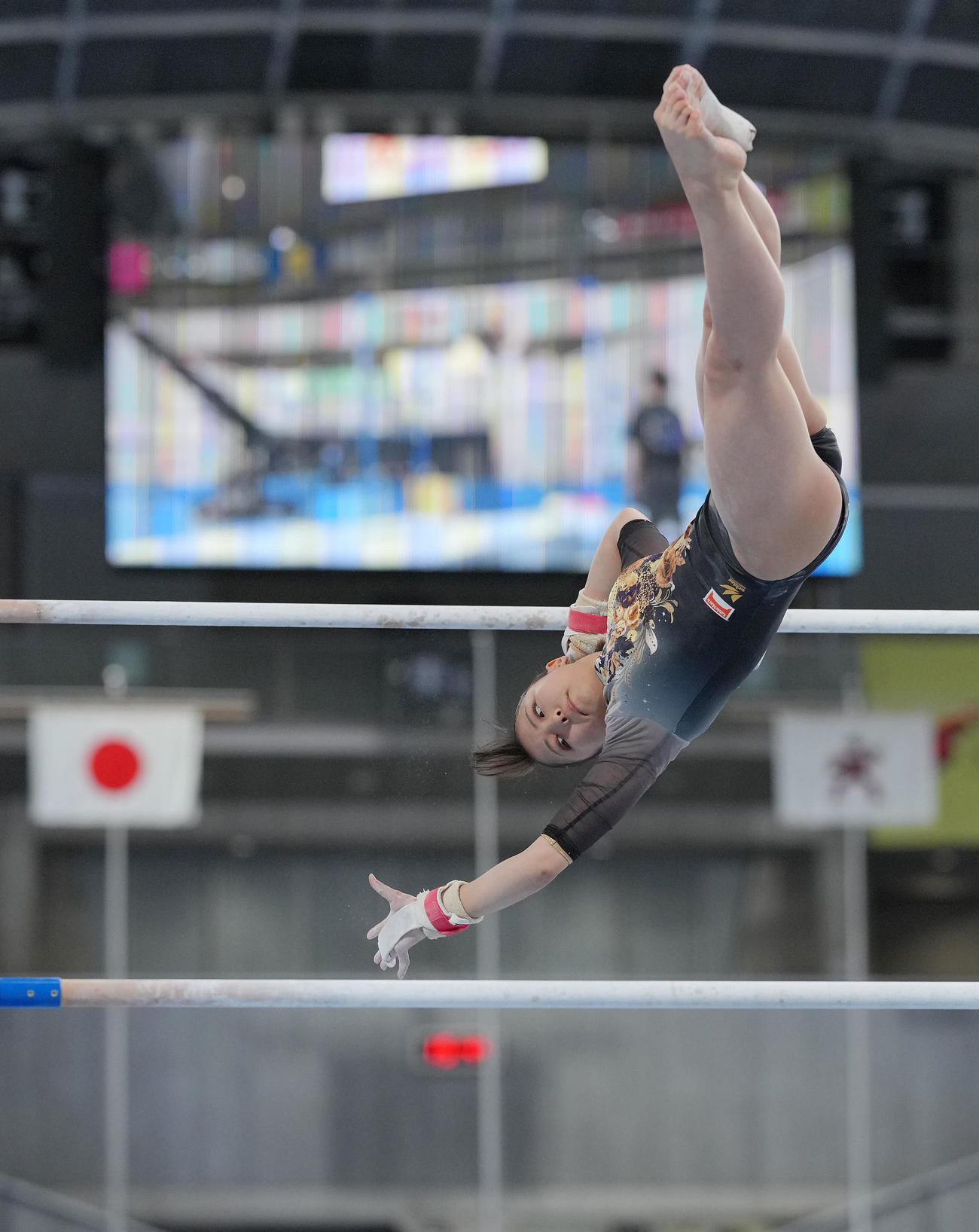 女子決勝、段違い平行棒の演技をする渡部（撮影・垰建太）