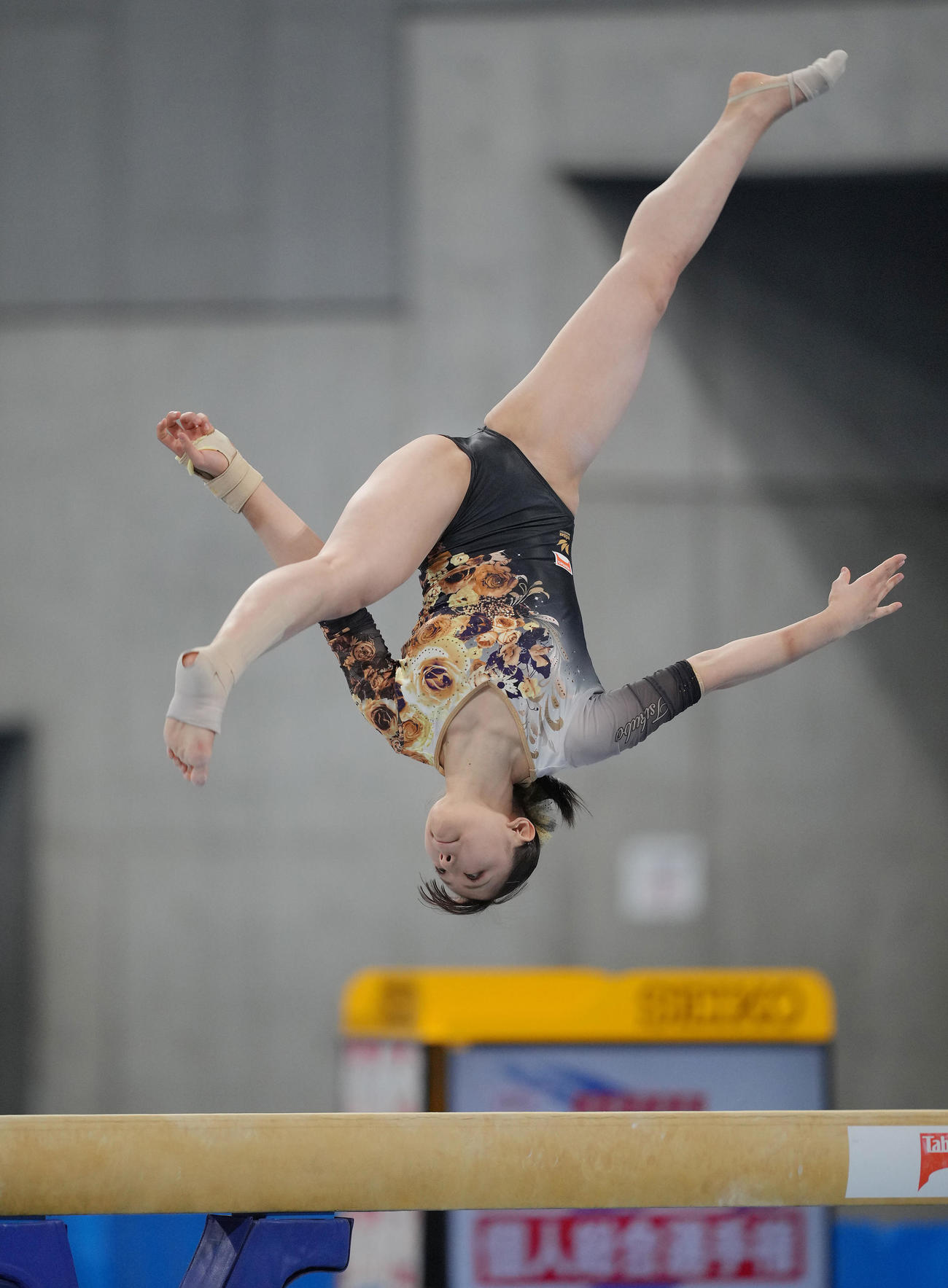 女子決勝、平均台の演技をする渡部（撮影・垰建太）