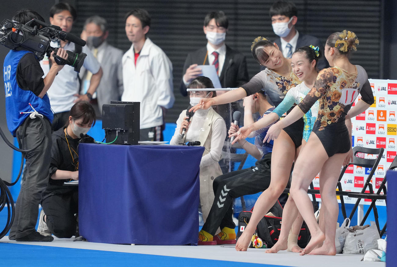 女子決勝を終え同組の深沢（右端）、岡本（同2人目）とギャルピースを決める渡部（撮影・垰建太）