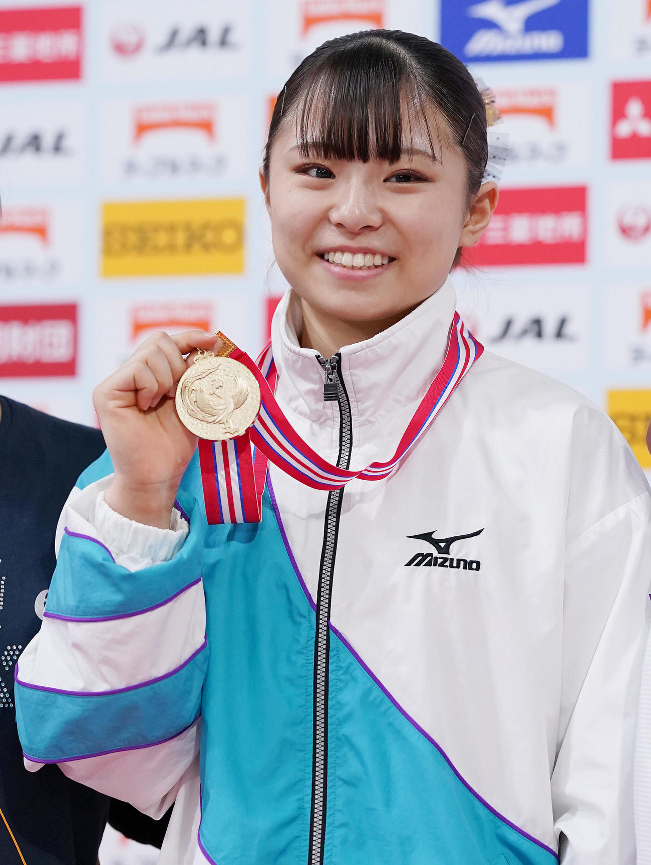 優勝を決めトロフィーを手に写真に納まる渡部（撮影・垰建太）