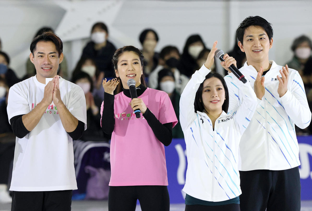 スペシャルプレゼント抽選会を楽しむ村元、高橋組（左）と三浦、木原組（撮影・上山淳一）