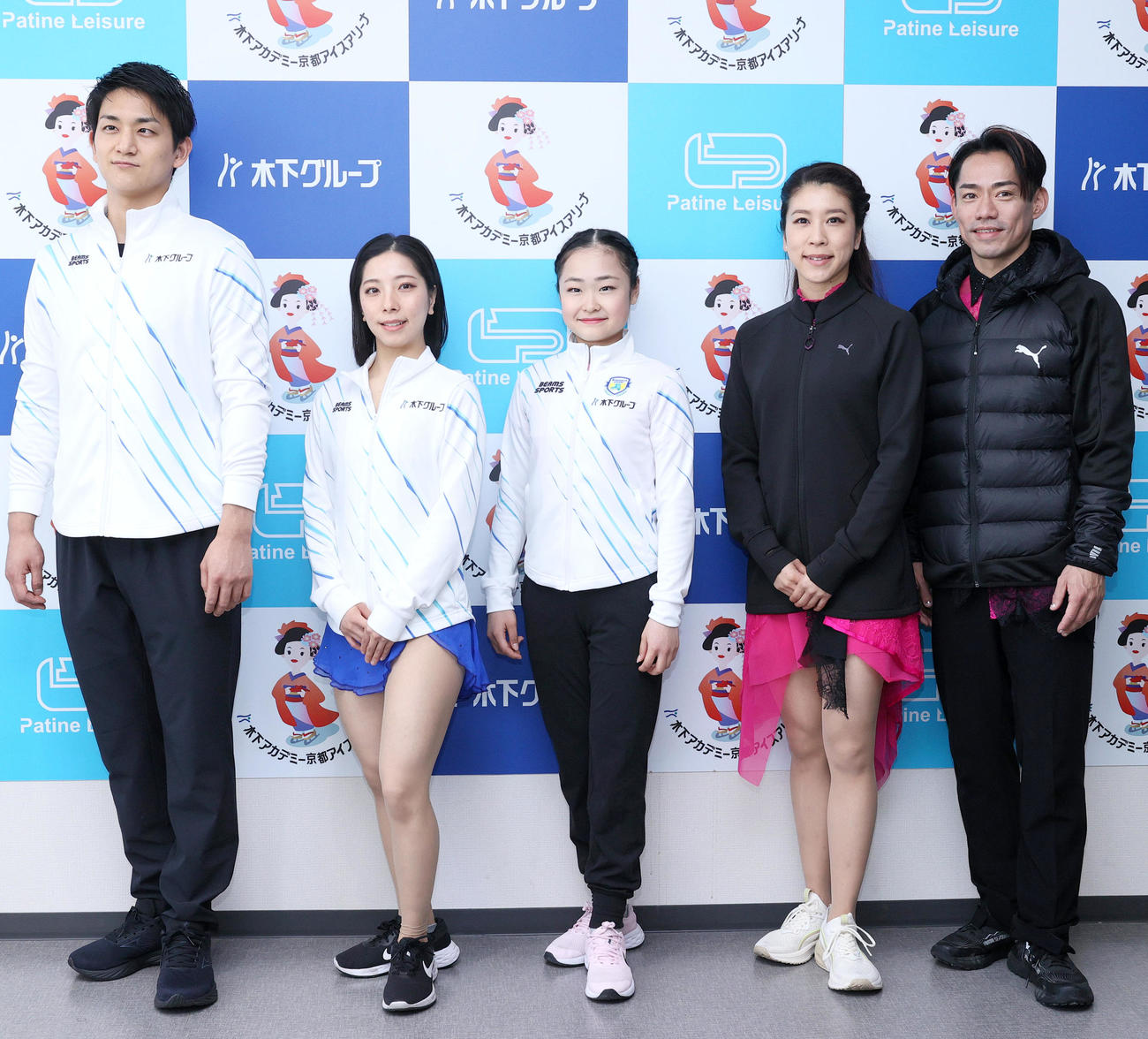 演技を終え写真撮影に応じる、左から木原龍一、三浦璃来、島田麻央、村元哉中、高橋大輔（撮影・上山淳一）