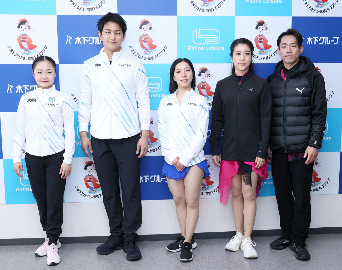 演技を終え写真撮影に応じる、左から島田麻央、木原龍一、三浦璃来、村元哉中、高橋大輔（撮影・上山淳一）