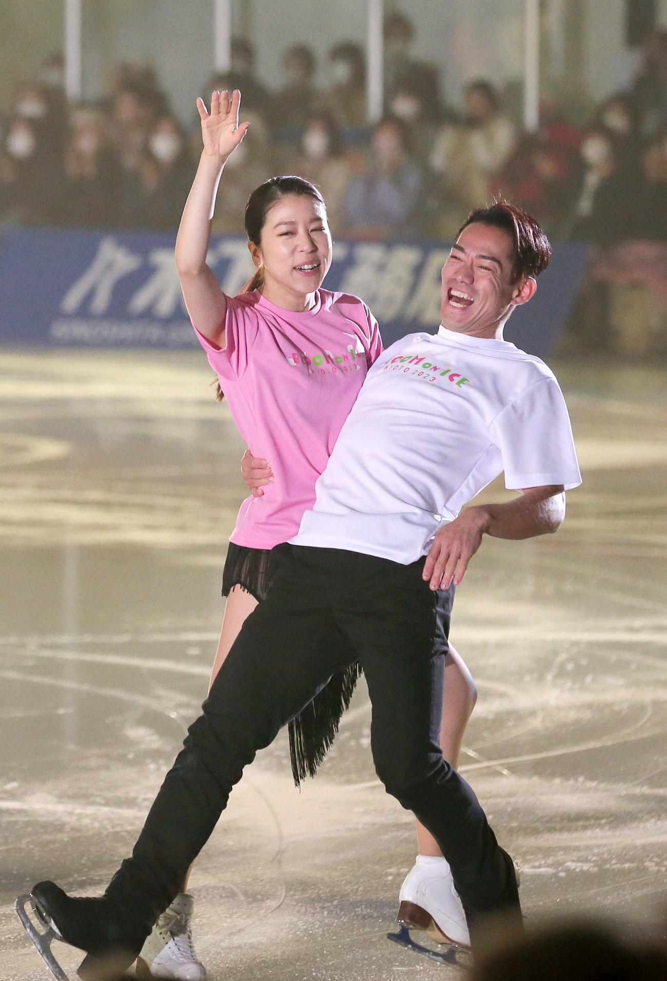 オープニングを楽しむ村元、高橋組（撮影・上山淳一）