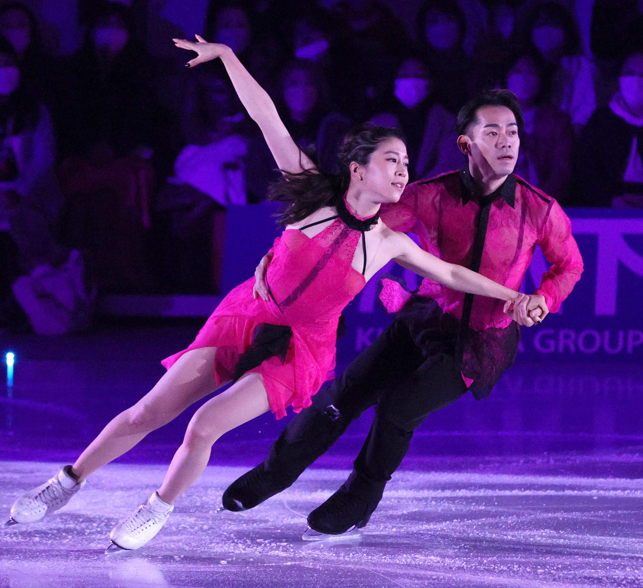 演技を披露する村元哉中、高橋大輔組（撮影・上山淳一）