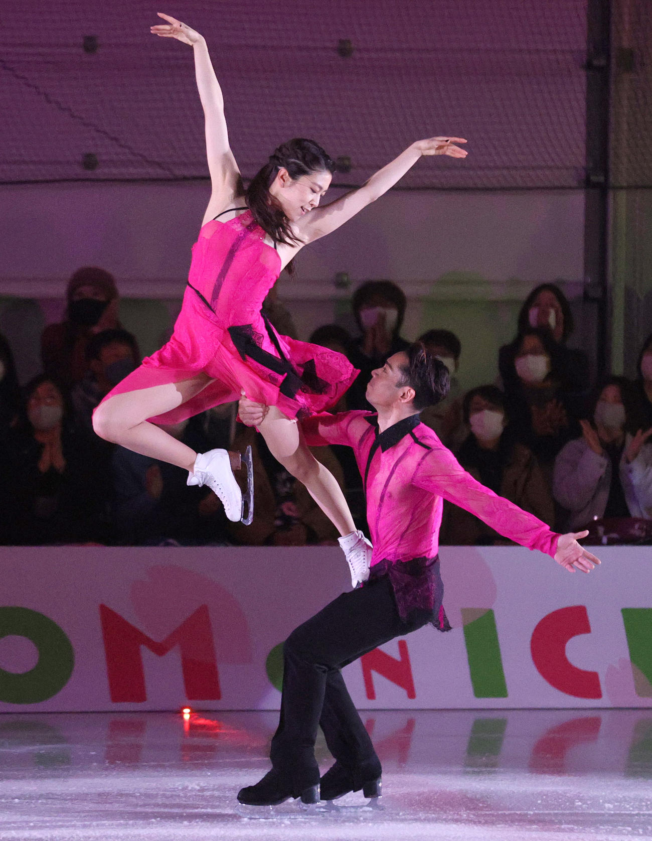 演技を披露する村元哉中、高橋大輔組（撮影・上山淳一）
