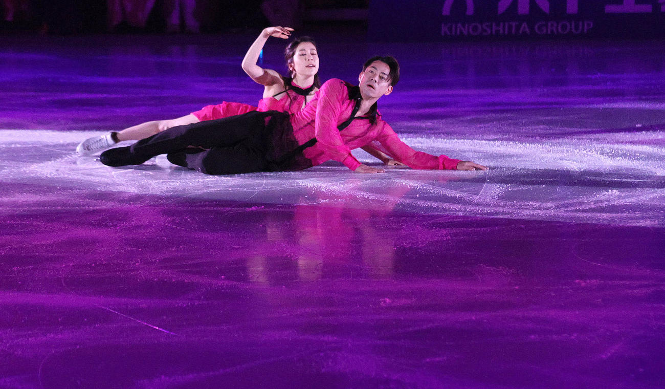 演技を披露する村元哉中、高橋大輔組（撮影・上山淳一）