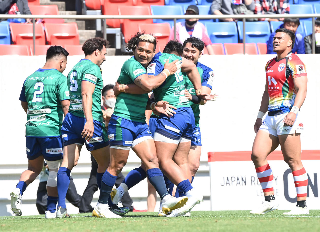 花園対東葛　前半、トライを奪った東葛FBレメキロマノラヴァ（中央）は選手らと抱き合って喜ぶ（撮影・和賀正仁）