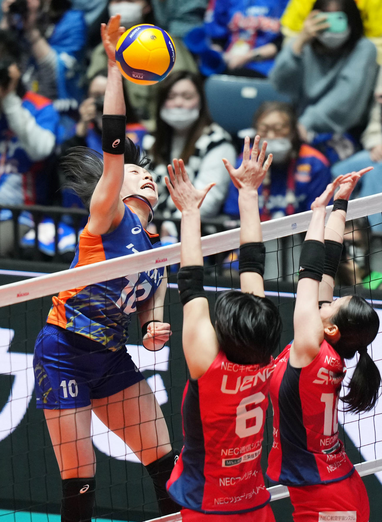 東レ対NEC　スパイクを決める東レの石川（撮影・横山健太）
