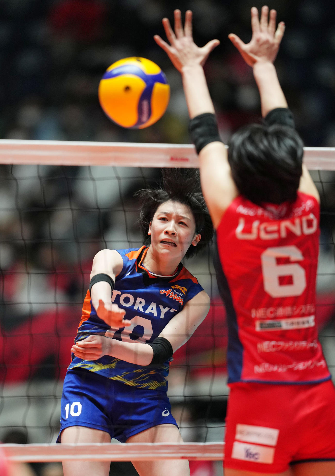 東レ対NEC　スパイクを決める東レの石川（撮影・横山健太）