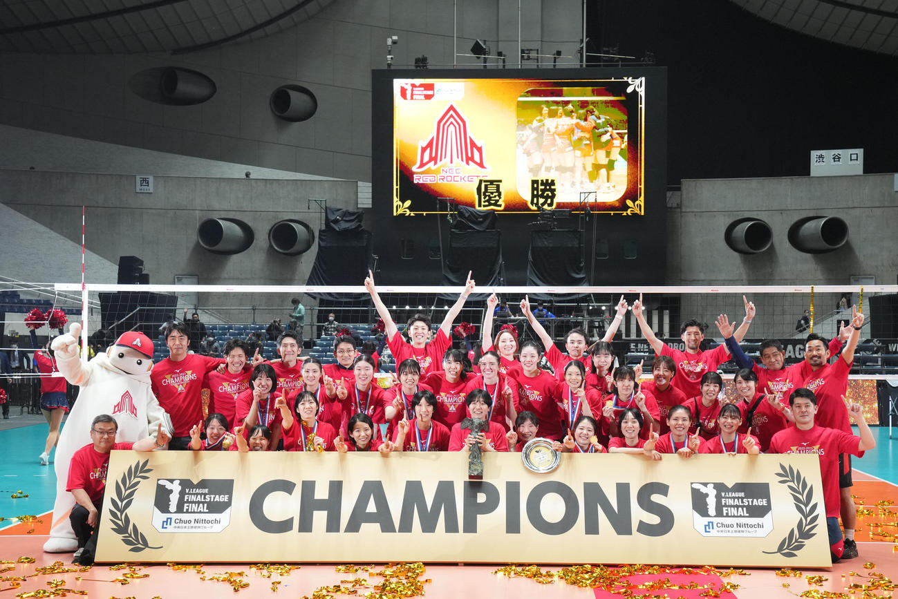 東レ対NEC　優勝を果たし歓喜するNECの選手たち（撮影・横山健太）