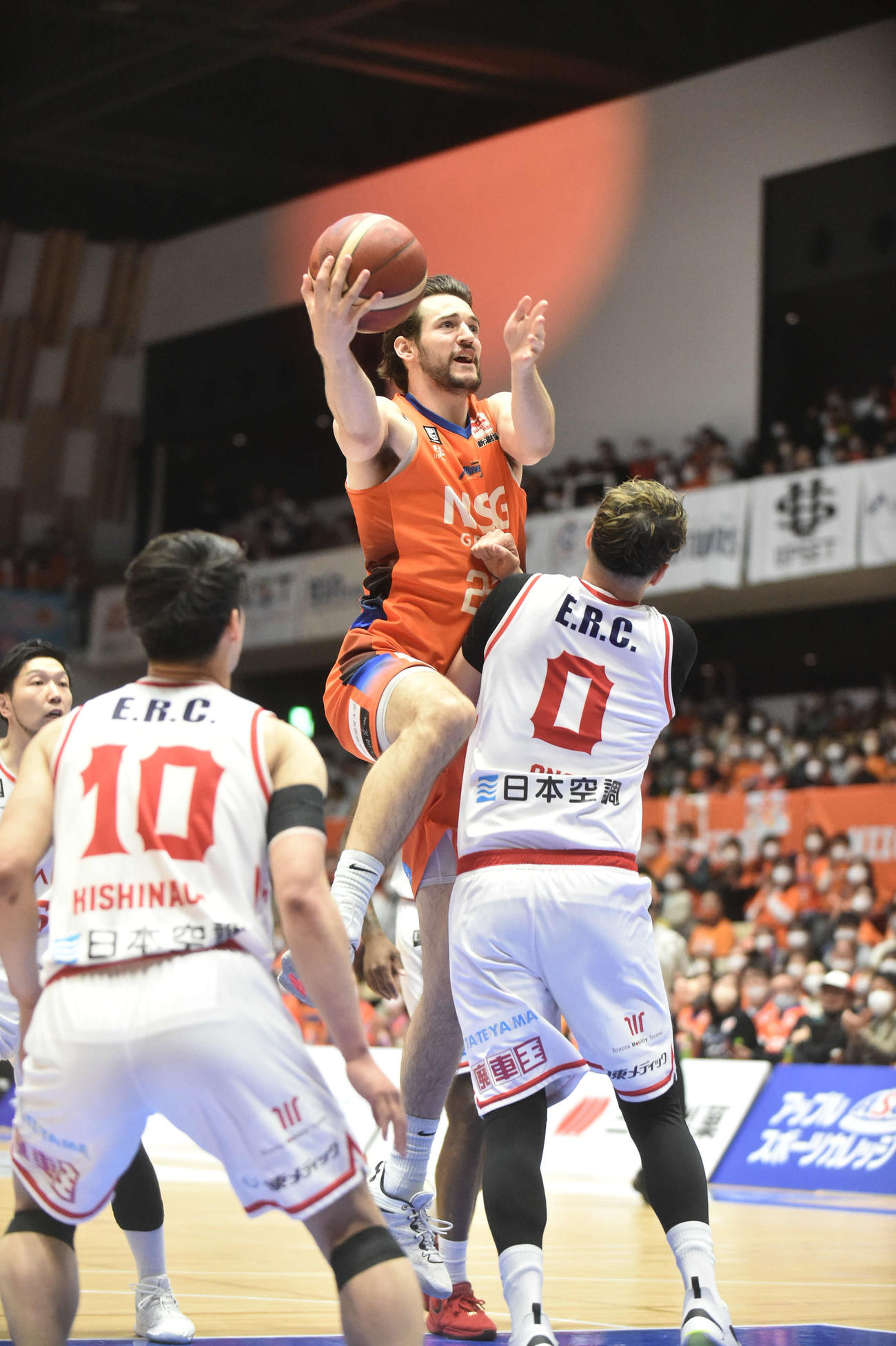 第2Q、新潟のアレンが相手守備を突破してシュートを決める