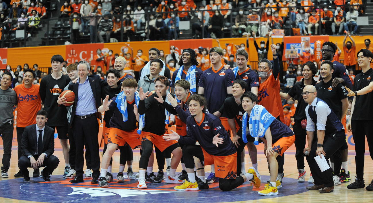 試合終了後、コート中央で記念撮影に納まるベルテックス静岡の選手とスタッフら　