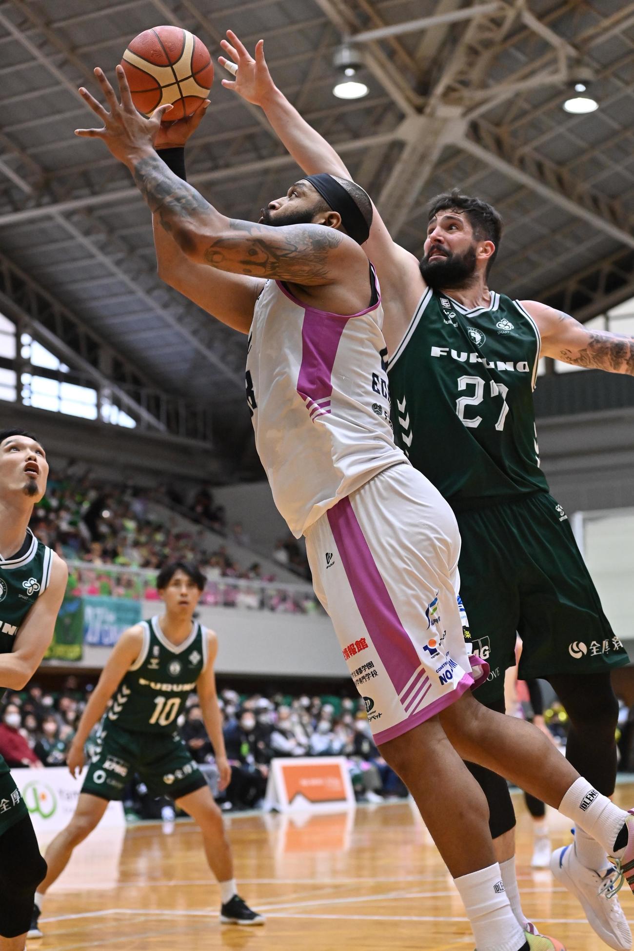 第2Q、シュートを決める福島エチェニケ（C）B．LEAGUE