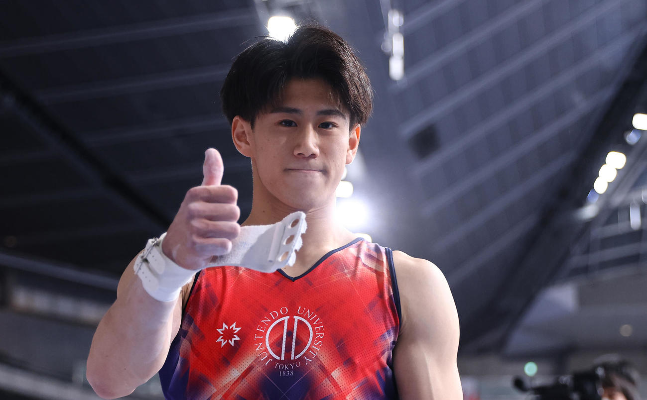 男子決勝、最終種目の鉄棒の演技を終えサムズアップする橋本（撮影・垰建太）