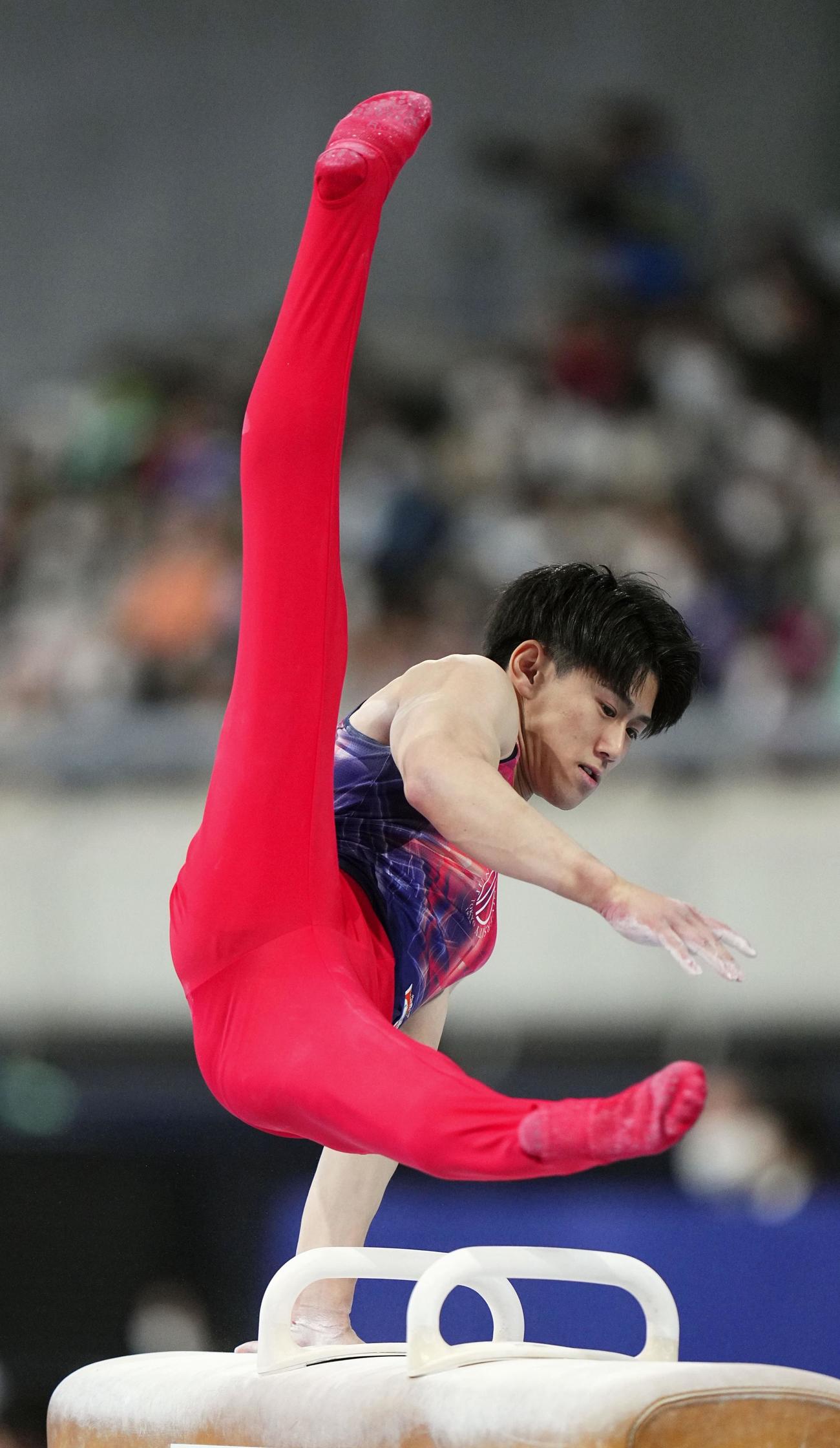 男子個人総合で3連覇した橋本大輝のあん馬（共同）