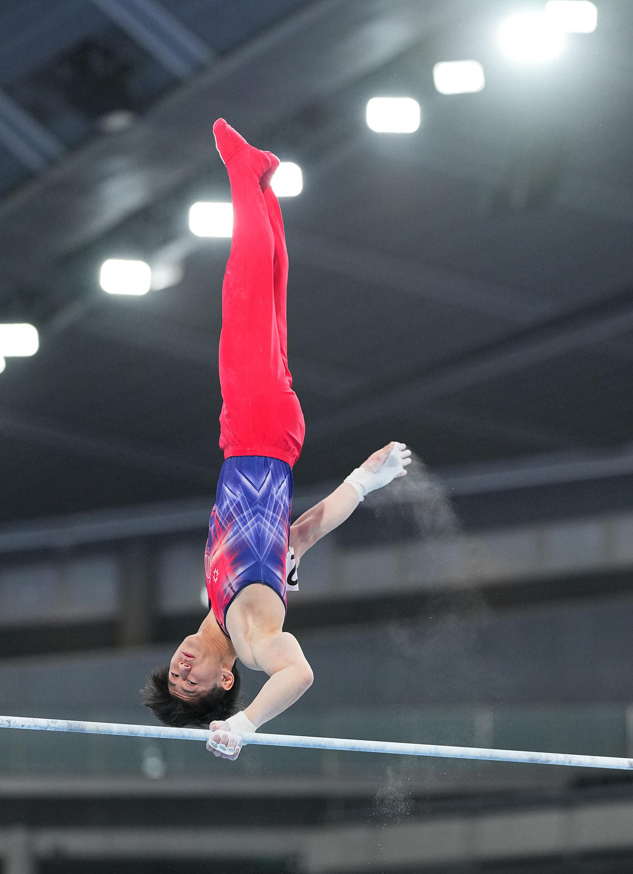 男子決勝、鉄棒の演技をする橋本（撮影・垰建太）