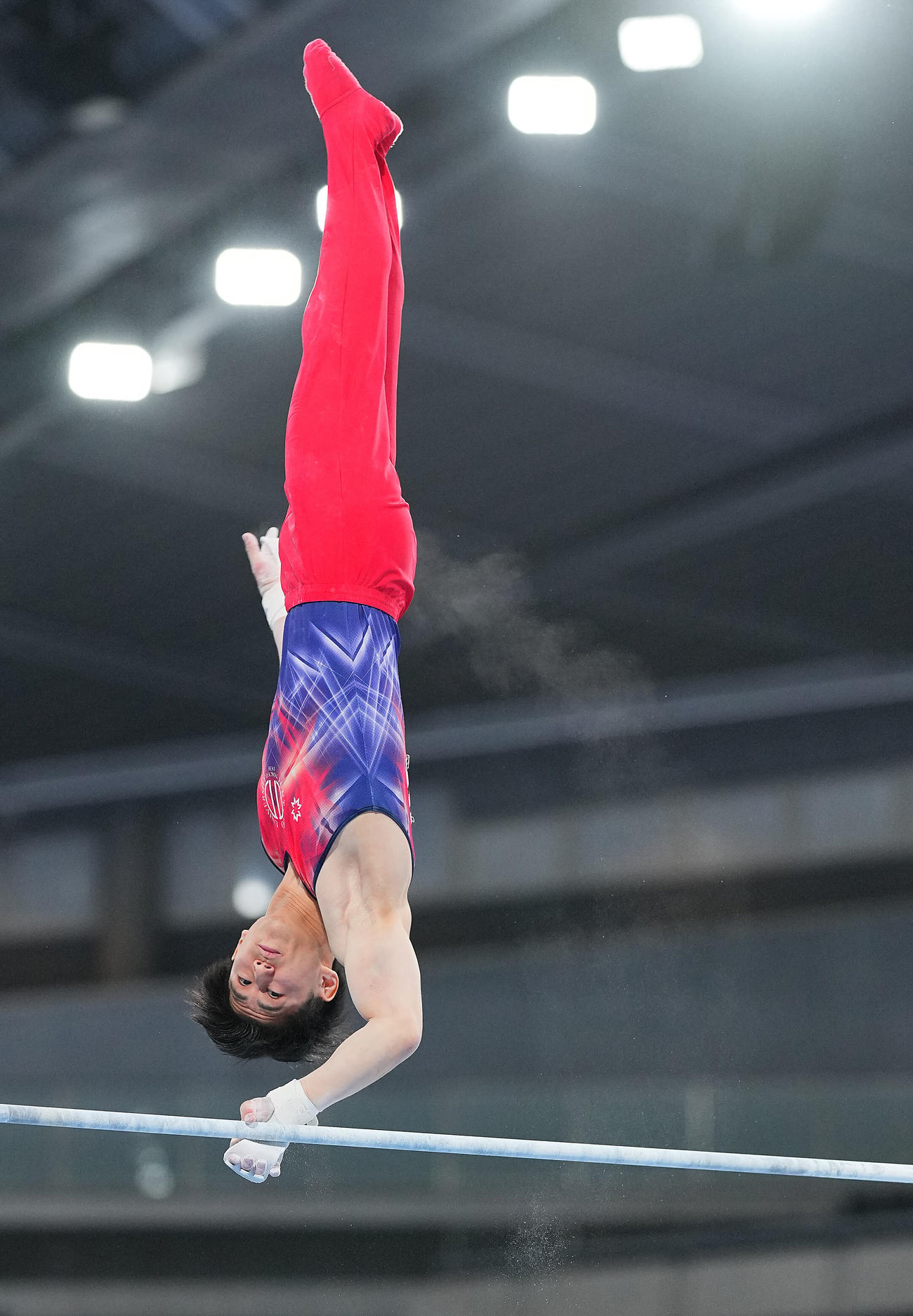 男子決勝、鉄棒の演技をする橋本（撮影・垰建太）