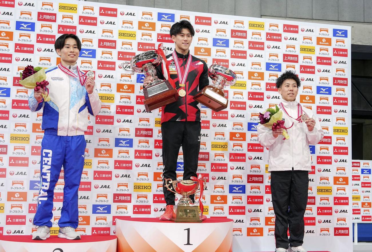 男子個人総合で優勝した橋本大輝（中央）、2位の萱和磨（左）、3位の杉本海誉斗（共同）